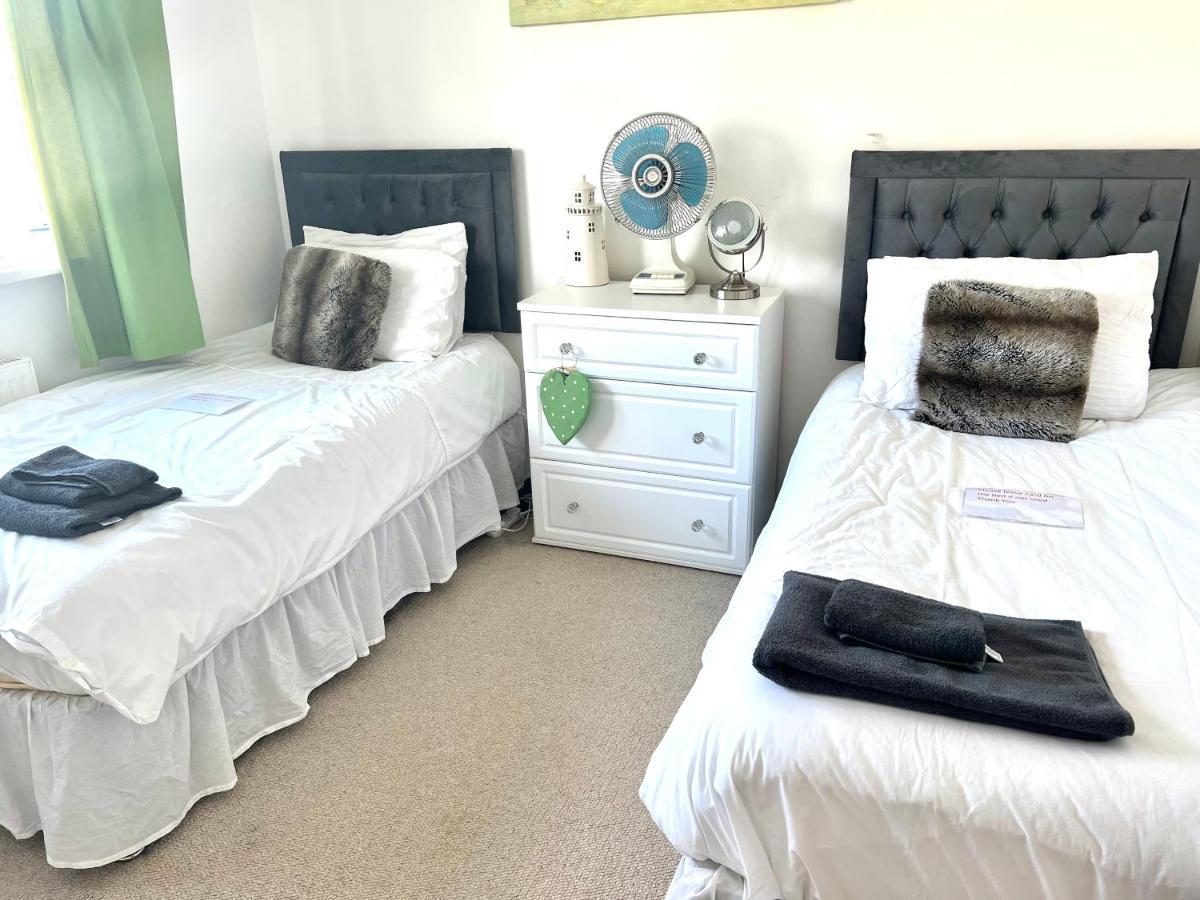 Stunning Beach Front House - Sleeps 6 Pwllheli Eksteriør bilde
