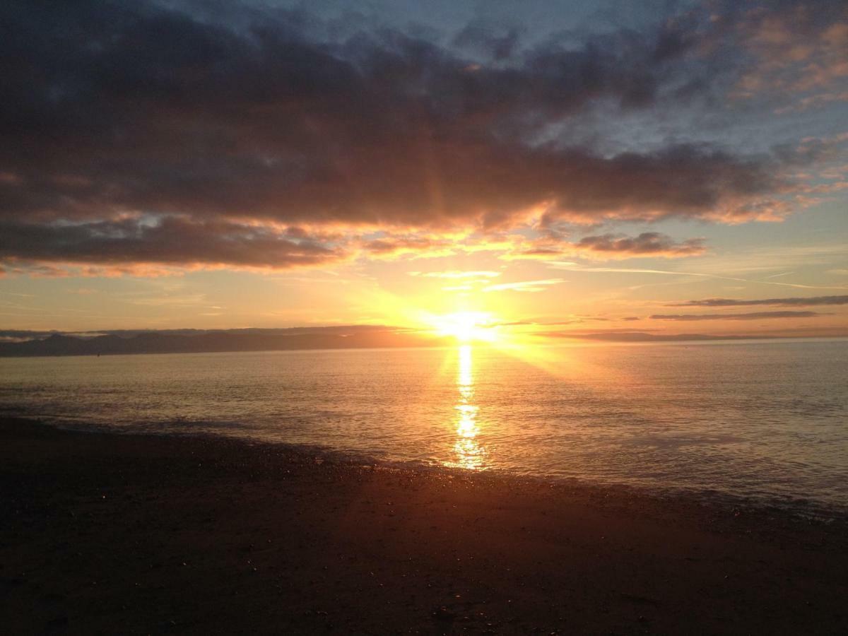 Stunning Beach Front House - Sleeps 6 Pwllheli Eksteriør bilde